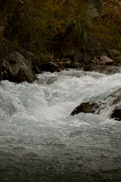 环境拍摄一个美丽的流动河流在春天-伟大的墙纸风景河流岩石