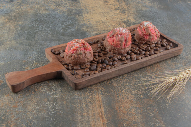 巧克力大理石板上的小蛋糕甜点蛋糕礼品