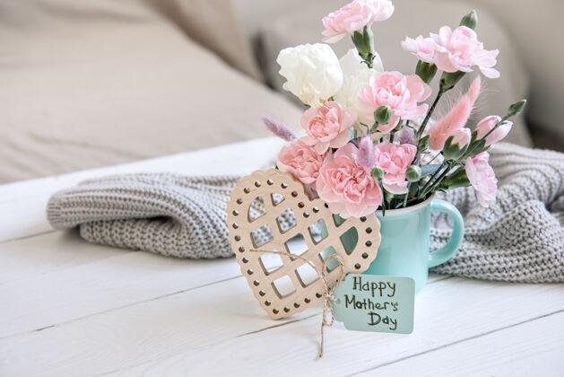 母亲节快乐这是一幅充满节日气氛的作品 花瓶里放着鲜花 装饰元素 明信片上写着对母亲节快乐的祝愿花祝福春天