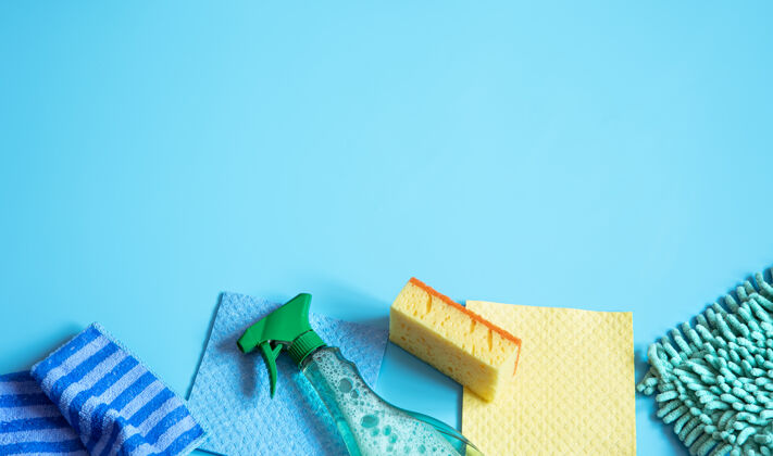 组成彩色合成海绵 抹布 手套和清洁剂的一般清洁清洁服务概念背景清洗洗涤剂家居用品