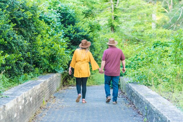 丈夫一对夫妇在公园散步的美丽照片年轻散步浪漫