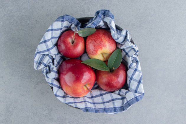 有机用毛巾把苹果包在大理石上新鲜多汁水果