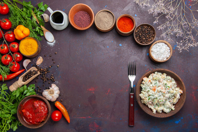 托盘顶视图：在黑暗的空间里有蔬菜和调味品的玛雅奈斯沙拉货币蔬菜早餐