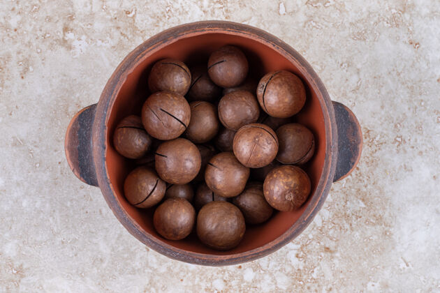 糖果巧克力球堆在一个小锅里风味巧克力锅