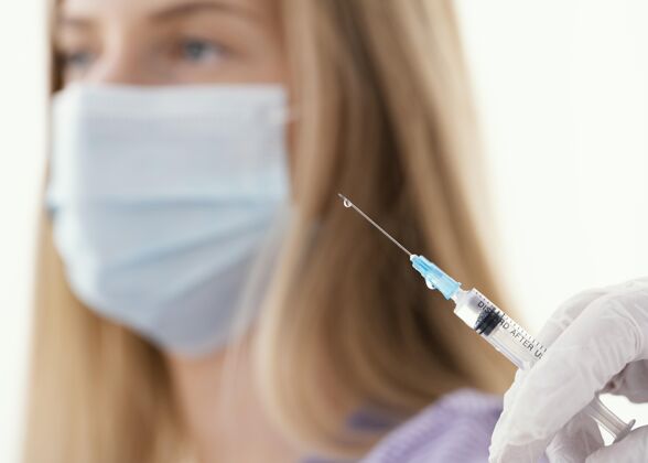 医疗医生正在为病人准备疫苗预防病毒大流行