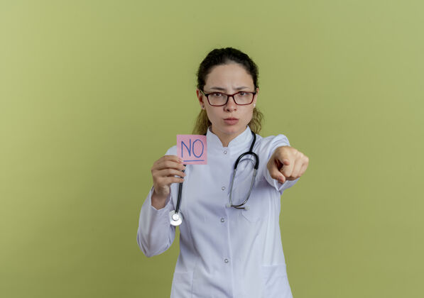 点自信的年轻女医生 穿着医用长袍 戴着听诊器 戴着眼镜 拿着纸条点隔离女士听诊器医疗