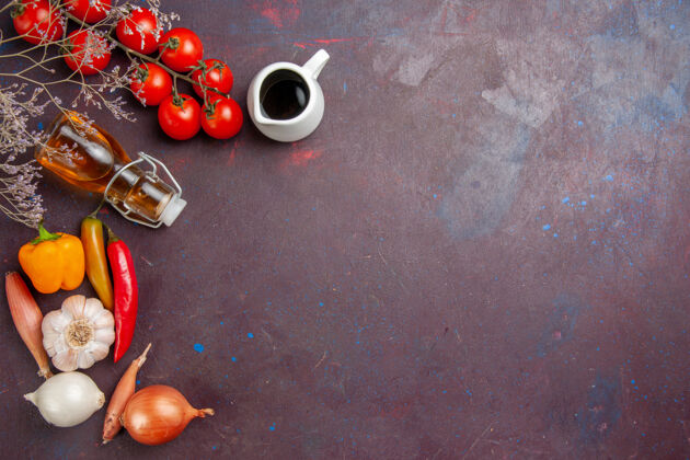 膳食在深色的桌子上俯瞰新鲜蔬菜和橄榄油球油装饰品