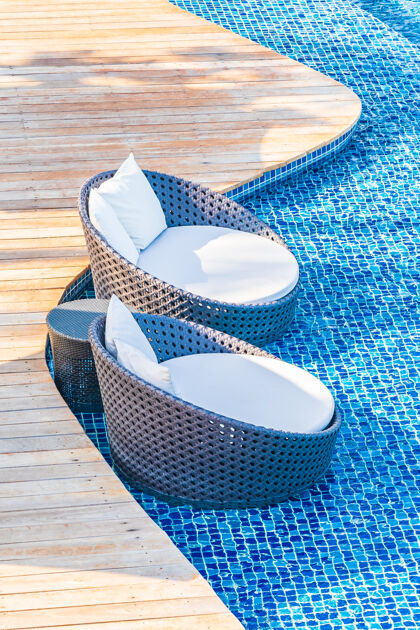 极乐酒店度假区室外游泳池周围的雨伞和椅子 可欣赏海景 适合旅游度假游泳度假村自然