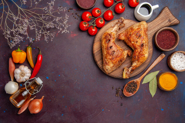 胡椒俯瞰美味的炸鸡与调味品和蔬菜在黑暗的空间午餐菜肴鸡肉