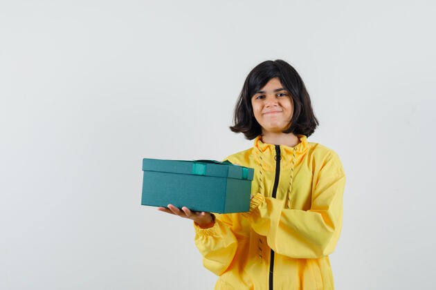 动物戴着黄色连帽衫拿着礼物盒的小女孩 看上去很高兴正视图盒子脸房子