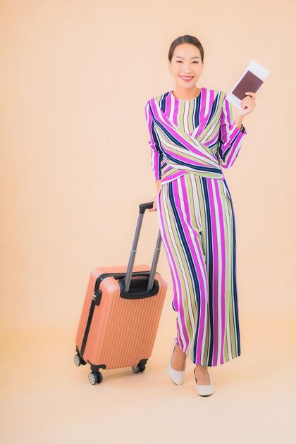 放松肖像美丽的亚洲年轻女子带着行李护照和登机牌准备彩色旅行包亚洲人步行