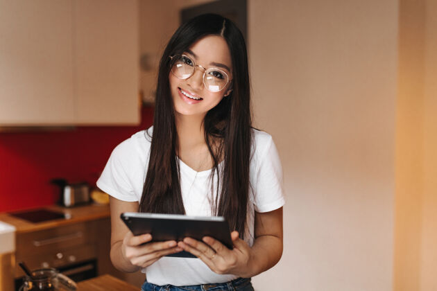 用户一个棕色眼睛微笑着拿着平板电脑的女人个人科技休闲