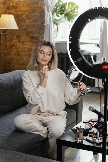 虚拟博客在家做美容录影带的女人博客女性教程