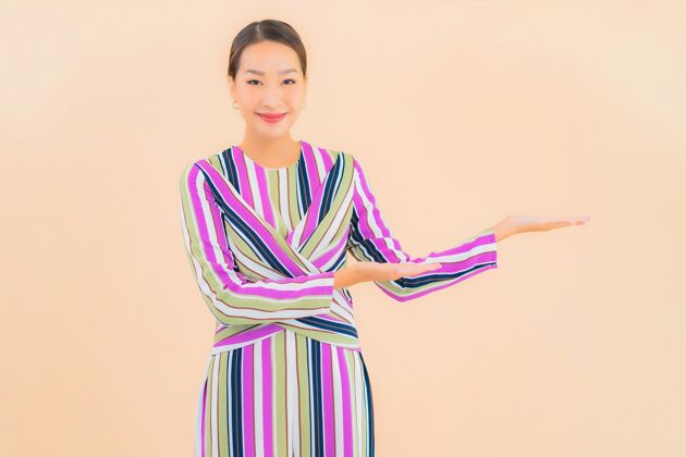 年轻肖像美丽的亚洲年轻女子微笑放松在行动上的色彩中国新鲜壁板