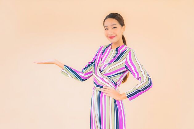 美女肖像美丽的亚洲年轻女子微笑放松在行动上的色彩亚洲墙模特