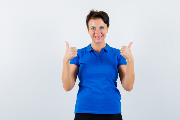 前面成熟女性的肖像 穿着蓝色t恤向上竖起大拇指 看起来很自信退休肖像新鲜