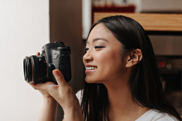 桌子亚洲黑发女人带着微笑在黑色正面拍照科技咖啡现代