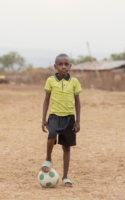 足球一个拿着足球的非洲小孩足球比赛玩孩子