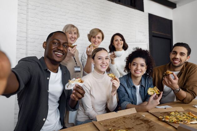 业务会议上班吃比萨饼的员工员工团队合作水平