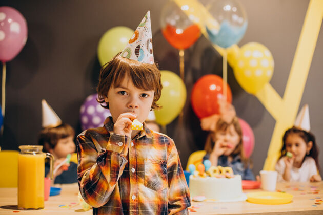 情绪孩子们在生日派对上玩得很开心 气球和蛋糕生日聚会乐趣小