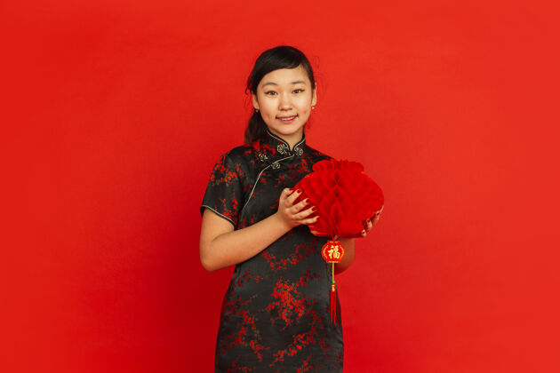 欢呼2020年中国新年快乐红色背景上孤立的亚洲少女肖像穿着传统服装的女模特看起来很快乐 带着装饰微笑庆祝 节日 情感旗袍文化肖像