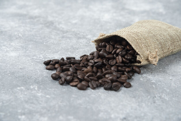 自然用麻袋在大理石上烤咖啡豆浓缩咖啡种子烤