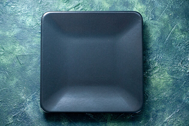 颜色顶视图深蓝色背景上的深色方形板餐具餐厅颜色咖啡馆厨房餐具钱包空白