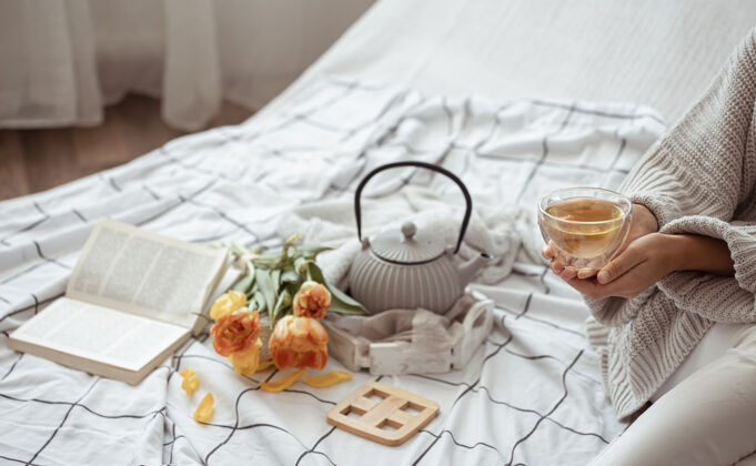 床一杯茶 一个茶壶 一束郁金香和一本书躺在床上的静物画房子郁金香休息一天