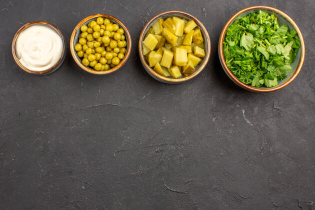 一餐俯视图的豆类和绿色不同的沙拉成分在黑暗的表面胡椒沙拉美食