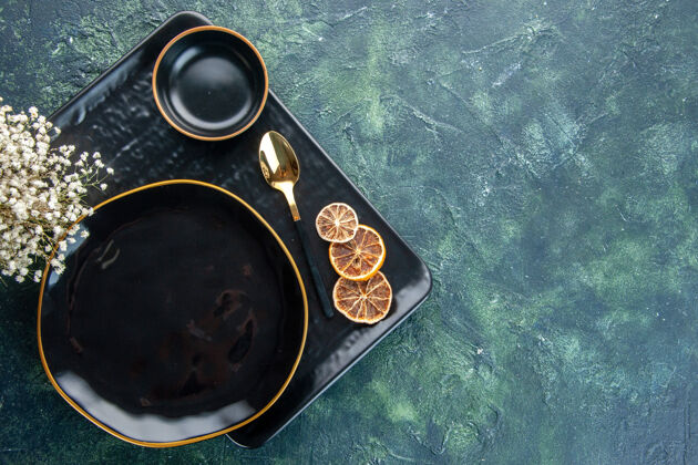 金属顶视图黑色盘子不同大小和形状的深色背景颜色晚餐银色餐厅服务餐具食物视图用餐颜色