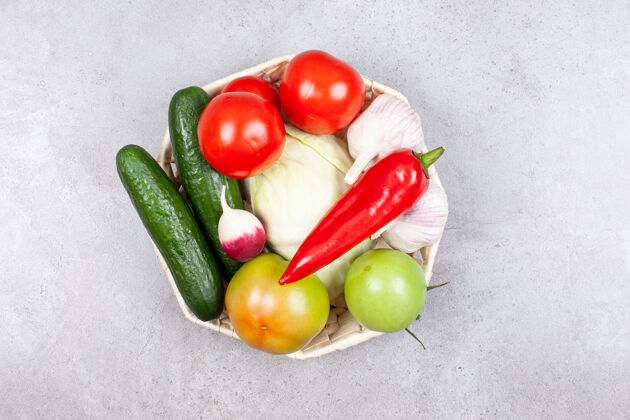 整个篮子里有各种成熟的有机蔬菜素食收获有机