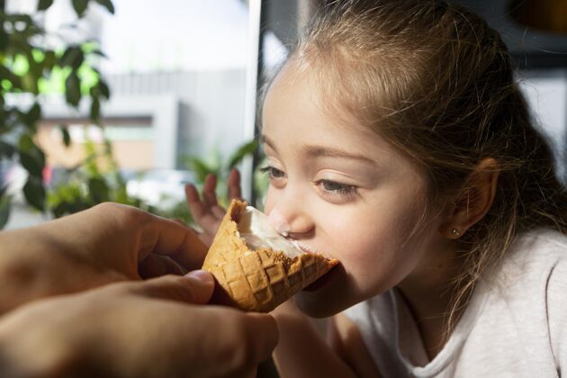 童年特写女孩吃冰淇淋特写美味水平