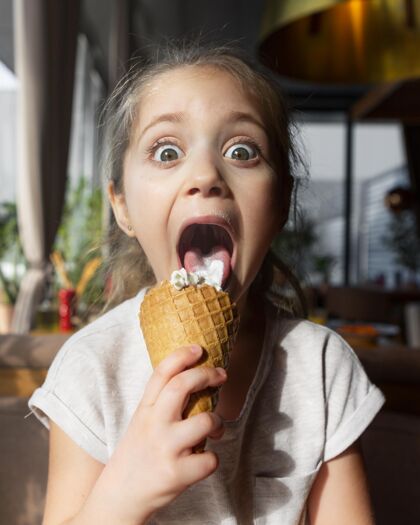 美食吃冰淇淋的可爱女孩美味烹饪孩子