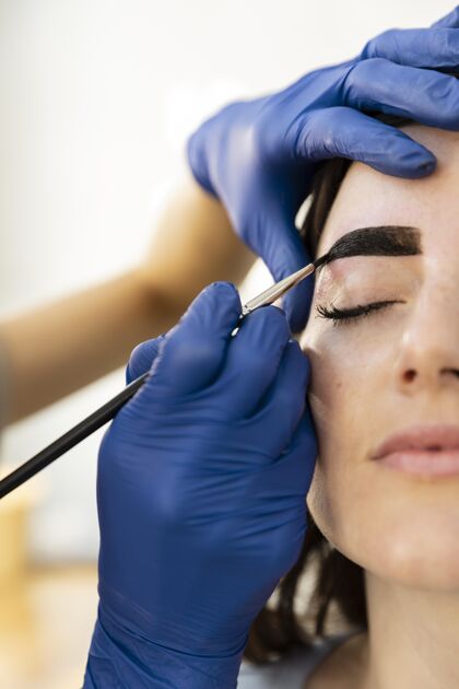 治疗在美容院修眉毛的女人护理客户女人