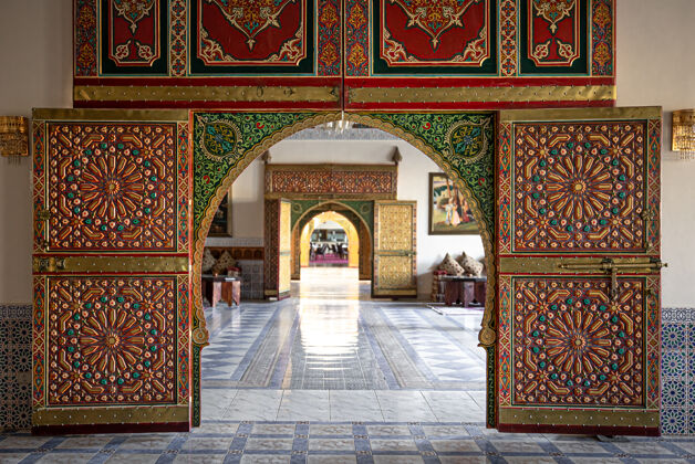 东方传统的东方室内设计 带有许多装饰细节的门传统装饰寺庙