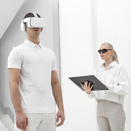 女人年轻人用虚拟现实模拟器和女人测试男人单色测试