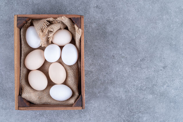 家禽新鲜的白鸡蛋放在木篮里禽类纸箱食品