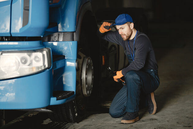 修理一个年轻工人检查车轮 卡车故障 维修工作工人卡车人