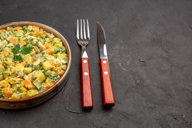 抹刀美味的蛋黄酱沙拉在黑暗的表面前视图美味蔬菜饭菜
