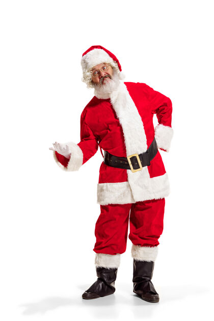男性嗨 你好霍莉·乔利x马斯喜庆的诺埃尔一身滑稽快乐的圣诞老人 戴着头饰 服装 黑腰带 白手套 在白色背景下站在工作室里挥手致意帽子圣诞老人圣诞老人