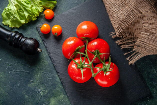 查看顶视图新鲜的红色西红柿在黑暗的表面成熟生长餐沙拉照片晚餐食物的颜色沙拉草药蔬菜