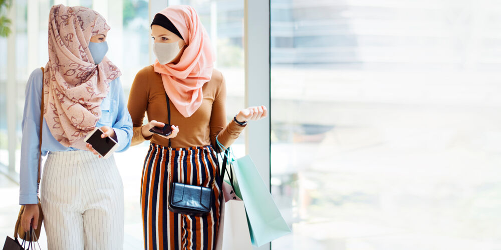 面具女孩戴着面具在新常态商场购物伊斯兰头巾病毒
