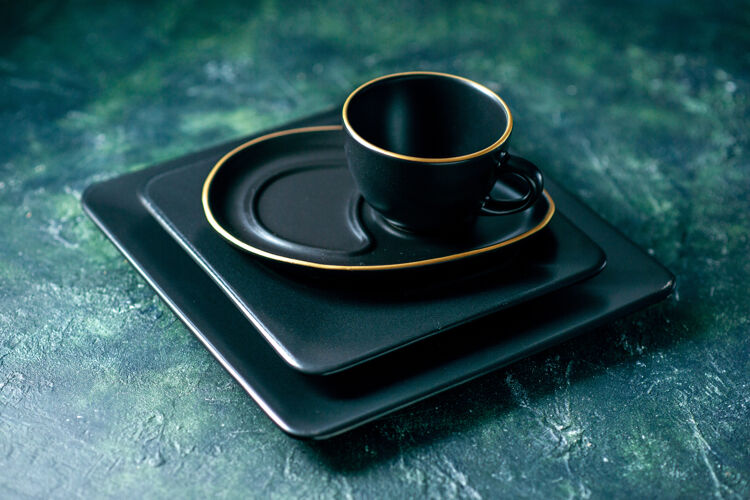 盘子前视图深色方形板 黑色背景上有空杯子碟子方形深色