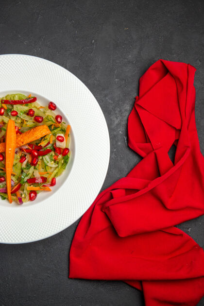 美食盘子里的沙拉蔬菜沙拉顶视图红色桌布红餐厅桌布