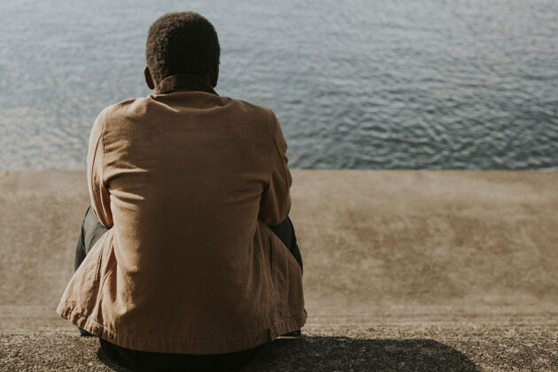 男性棕色夹克背面湖边景色服装休闲休息