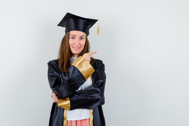教育女毕业生的画像 身着学院服 正对着充满希望的前景大学证书学术