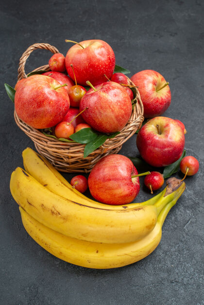 苹果侧面特写水果香蕉木篮苹果和樱桃草莓香蕉健康