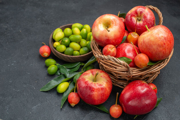 樱桃侧面特写拍摄水果棕色的一碗柑橘类水果一篮樱桃和苹果苹果食物棕色