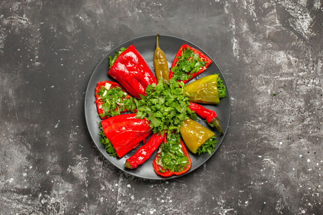 胡椒顶视图五颜六色的辣椒不同种类的辣椒上的黑色盘子一餐盘子午餐
