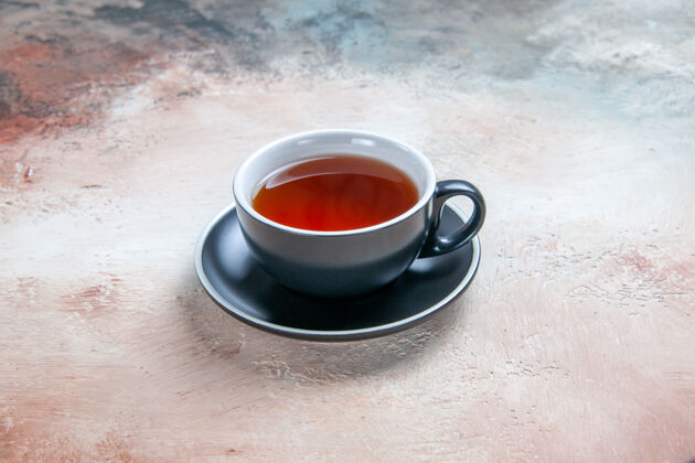 茶侧面特写镜头一杯红茶放在桌上早晨咖啡香料